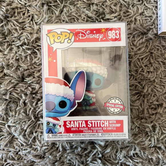 Santa Stitch Funko Pop - Picture 1 of 4